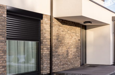 Déco noir sur façade en brique