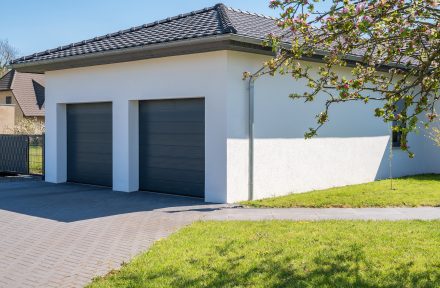 Une porte de garage sectionnelle adaptée à tous les budgets : c’est possible !